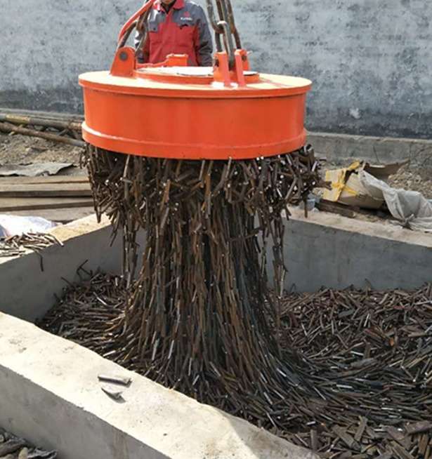 強(qiáng)力電磁吸盤作業(yè)中 強(qiáng)力電磁吸盤作業(yè)中